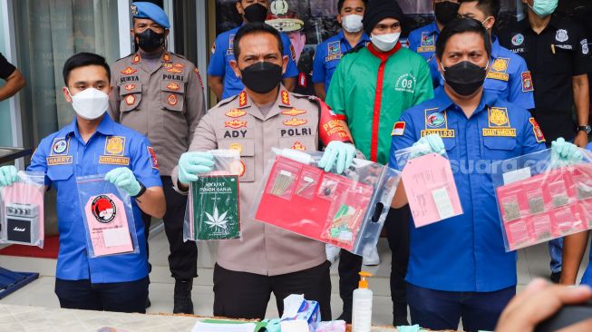 Petugas kepolisian menunjukkan barang bukti narkotika milik Penyanyi Erdian Aji Prihartanto atau Anji saat rilis kasus narkoba yang menjeratnya di Polres Metro Jakarta Barat, Rabu (16/6/2021). [Suara.com/Alfian Winanto]