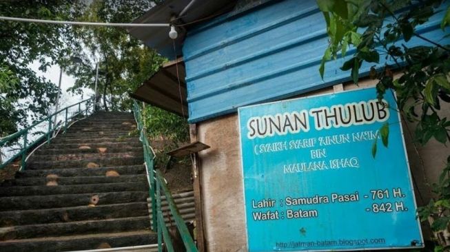 Pulau Senang yang merupakan bagian dari Pulau Tolop di sebelah utara ada makam ulama Kerajaan Samudera Pasai sekaligus keturunan Rasulullah bernama Syekh Syarif Ainun Naim atau Sunan Thulub (Ist/Wawan Creat)