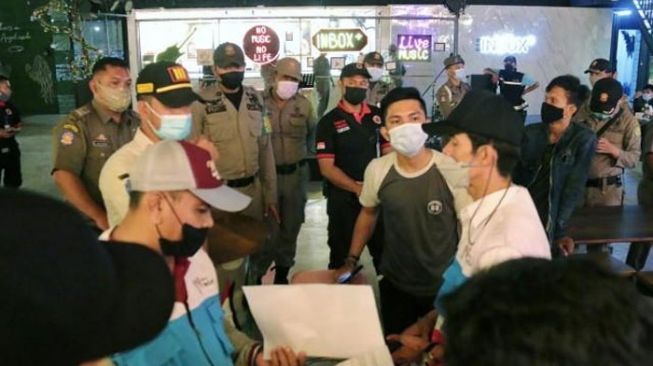 Langgar PPKM, Kafe di Medan Kembali Ditertibkan