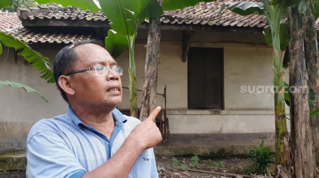 Sulaiman, Ketua RT sekaligus sukarelawan yang merawat Rumah Belanda 1891 Cilenggang. [SuaraJakarta.id/Wivy Hikmatullah]