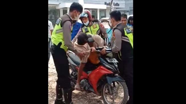 Bocah nangis histeris peluk motor saat ditilang polisi (ist)