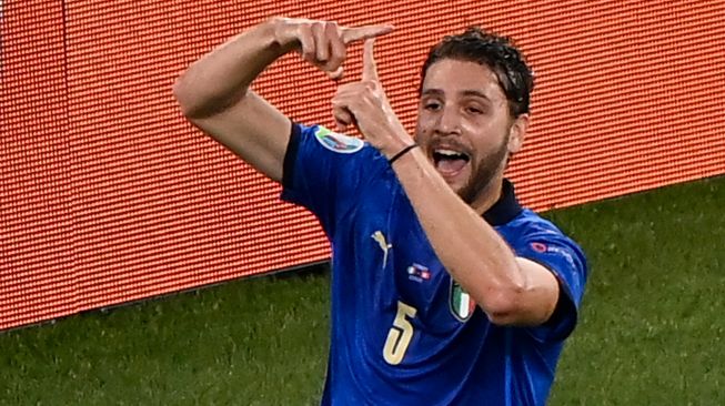 Gelandang Italia Manuel Locatelli merayakan golnya usai mencetak gol pertama tim selama pertandingan sepak bola Grup A EURO 2020 antara Italia melawan Swiss di Stadion Olimpico, Roma, Kamis (17/6/2021) dini hari WIB.  ANDREAS SOLARO / AFP