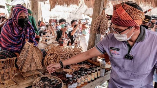 Menparekraf, Sandiaga Uno saat mengunjungi Desa Wisata Maria Wawo di NTB. (Instagram/@sandiuno)