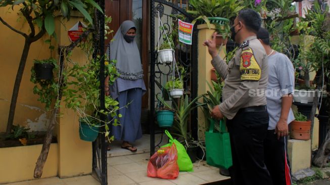 Suasana gerbang utama RT 02 di Kelurahan Pejuang, Kecamatan Medan Satria, Bekasi, Kamis (17/6/2021).  [Suara.com/Dian Latifah]
