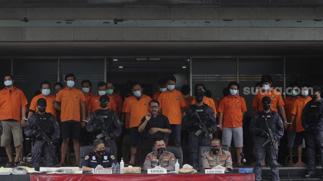 Kapolda Metro Jaya Irjen Muhammad Fadil Imran (tengah) didampingi Kabid Humas Polda Metro Jaya Kombes Pol Yusri Yunus (ketiga kanan) memberikan keterangan pers terkait kasus penindakan pungutan liar dan premanisme di Mapolda Metro Jaya, Jakarta, Kamis (17/6/2021). [Suara.com/Angga Budhiyanto]