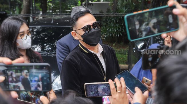 Artis Lucky Alamsyah saat ditemui awak media usai menjalani pemeriksaan terkait laporan Roy Suryo di Polda Metro Jaya, Jakarta Selatan, Kamis (17/6/2021). [Suara.com/Alfian Winanto]