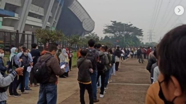 Vaksinasi Massal COVID-19 di Stadion GBLA Bandung Mulai Diserbu Warga