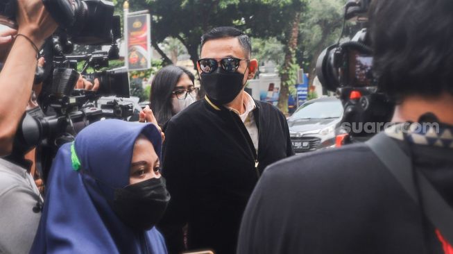 Artis Lucky Alamsyah saat ditemui awak media usai menjalani pemeriksaan terkait laporan Roy Suryo di Polda Metro Jaya, Jakarta Selatan, Kamis (17/6/2021). [Suara.com/Alfian Winanto]