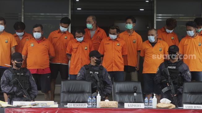 Sejumlah tersangka dihadirkan saat rilis kasus penindakan kasus pungutan liar dan premanisme di Mapolda Metro Jaya, Jakarta, Kamis (17/6/2021). [Suara.com/Angga Budhiyanto]