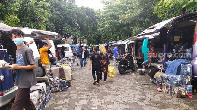 Melawan Gibran, Pedagang Luar Kota Nekat Berjualan di Alun-alun Utara Keraton Solo