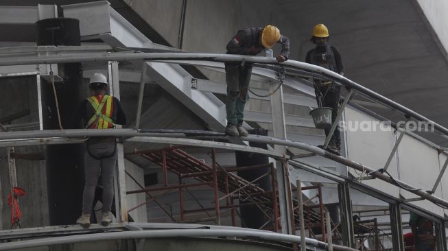 Pekerja menyelesaikan pembangunan halte Centrale Stichting Wederopbouw (CSW) di kawasan Kebayoran Baru, Jakarta, Kamis (17/6/2021). [Suara.com/Angga Budhiyanto]