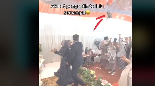 Lempar buket bunga nyaris bikin tenda ambruk (Tiktok)