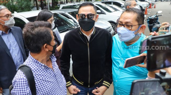 Artis Lucky Alamsyah usai menjalani pemeriksaan terkait laporan Roy Suryo di Polda Metro Jaya, Jakarta Selatan, Kamis (17/6/2021). [Suara.com/Alfian Winanto]