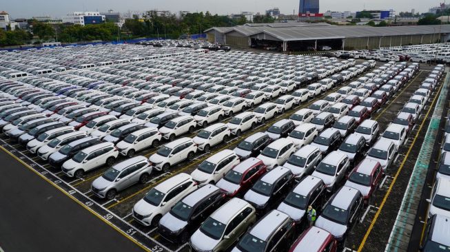 Produk ekspor Daihatsu tengah menanti pemberangkatan. Sebagai ilustrasi kegiatan pabrik PT Astra Daihatsu Motor [PT ADM].
