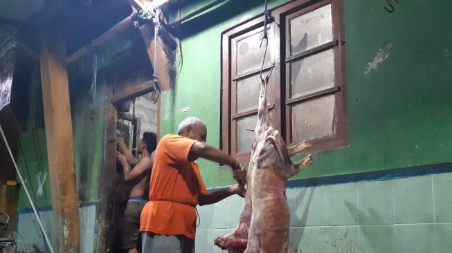 Muhammad Yusuf (65) satu dari dua tukang jagal yang tersisa di Bustaman, Semarang (suara.com/Dafi Yusuf)