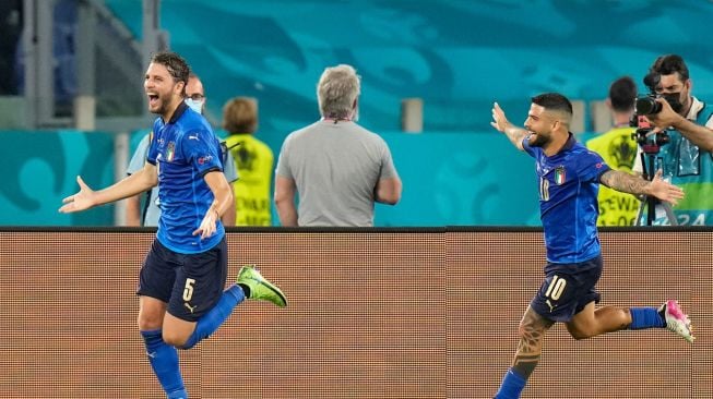 Gelandang Italia Manuel Locatelli merayakan golnya usai mencetak gol pertama tim selama pertandingan sepak bola Grup A EURO 2020 antara Italia melawan Swiss di Stadion Olimpico, Roma, Kamis (17/6/2021) dini hari WIB.  ANDREAS SOLARO / AFP