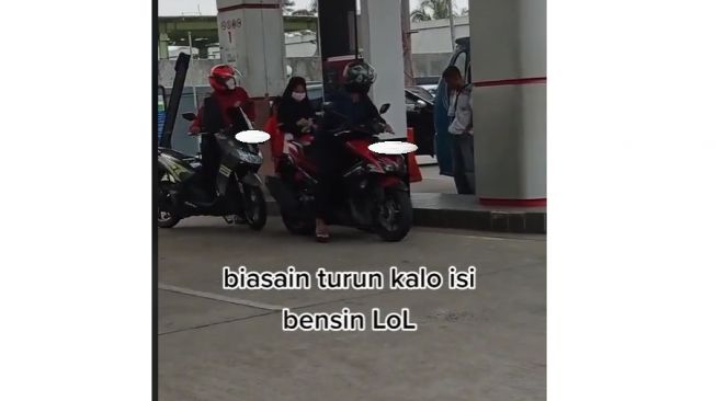 Pengendara Yamaha Aerox dihujat saat isi bensin di SPBU (TikTok)