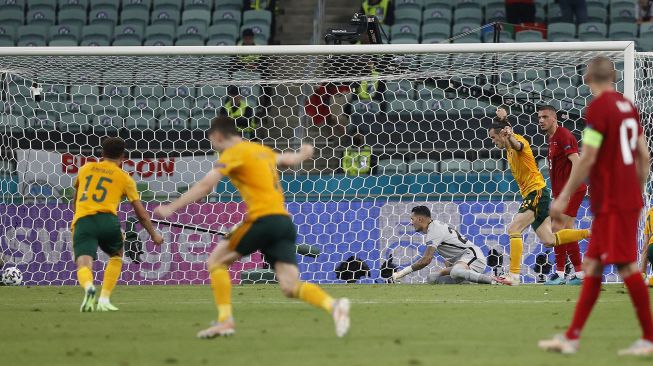 Para pemain Wales merayakan gol kedua mereka yang dicetak oleh bek Wales Connor Roberts selama  selama pertandingan sepak bola Grup A EURO 2020 antara Turki melawan Wales di Stadion Olimpiade di Baku, Kamis (17/6/2021) dini hari WIB.
 [AFP/Photo]