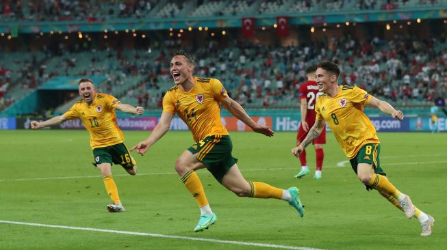 Para pemain Wales merayakan gol kedua mereka yang dicetak oleh bek Wales Connor Roberts selama  selama pertandingan sepak bola Grup A EURO 2020 antara Turki melawan Wales di Stadion Olimpiade di Baku, Kamis (17/6/2021) dini hari WIB.
 [AFP/Photo]