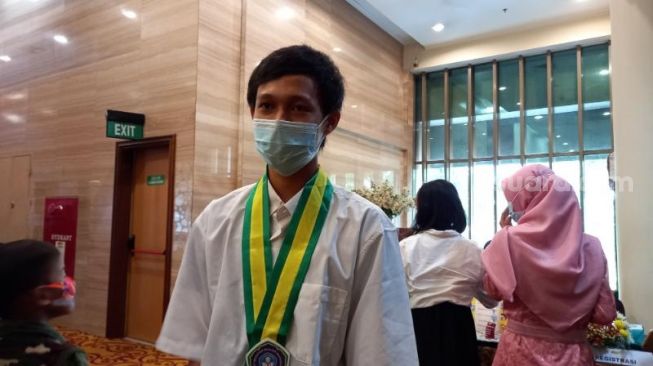 Siswa berprestasi PKBM Mandiri, Mizan Afkar, ditemui usai acara wisuda di Hotel Ros In, Kamis (17/6/2021). - (SuaraJogja.id/Mutiara Rizka)