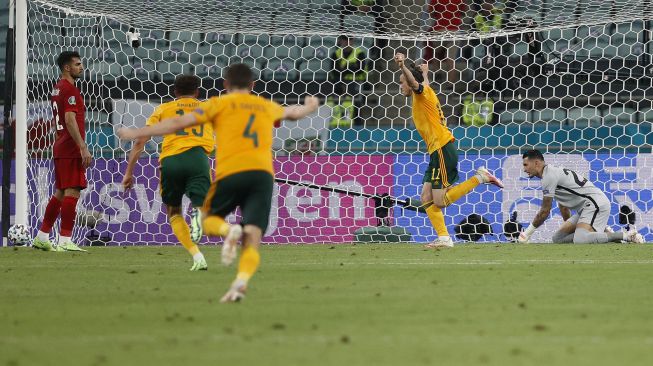 Para pemain Wales merayakan gol kedua mereka yang dicetak oleh bek Wales Connor Roberts selama  selama pertandingan sepak bola Grup A EURO 2020 antara Turki melawan Wales di Stadion Olimpiade di Baku, Kamis (17/6/2021) dini hari WIB.
 [AFP/Photo]