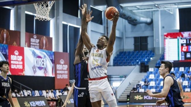 Pemain naturalisasi timnas basket Indonesia Lester Prosper (tengah) melesakkan bola dalam pertandingan Windows III Kualifikasi FIBA Asia Cup 2021 di Angeles City Foundation Gym, Filipina, Kamis (17/6/2021). (Dokumentasi FIBA)