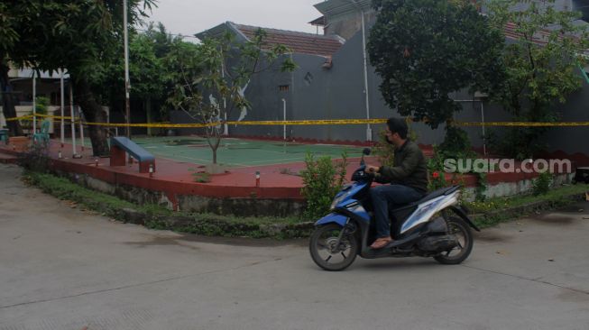 Suasana gerbang utama RT 02 di Kelurahan Pejuang, Kecamatan Medan Satria, Bekasi, Kamis (17/6/2021).  [Suara.com/Dian Latifah]
