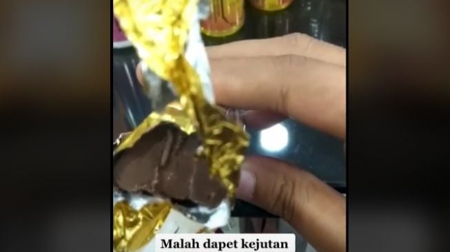 Cewek nyesel beli cokelat. (TikTok)