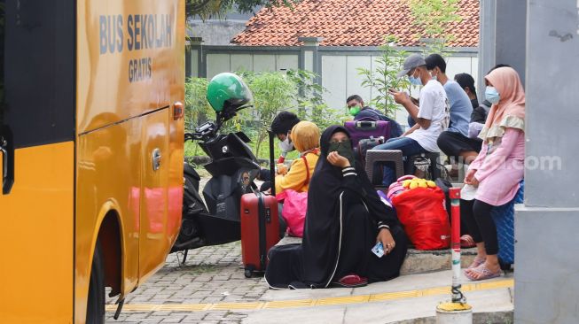 Para pasien Covid-19 menunggu untuk dievakuasi ke RSDC Wisma Atlet di Puskesmas Lubang Buaya, Jakarta Timur, Jumat (18/6/2021). [Suara.com/Alfian Winanto]