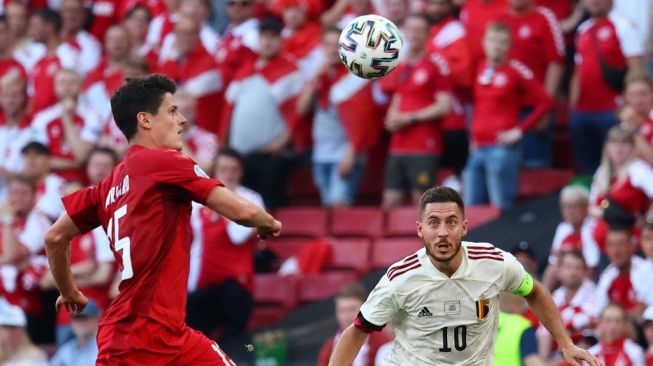 Winger Timnas Belgia, Eden Hazard memperebutkan bola dengan gelandang Denmark, Christian Norgaard (kiri) dalam matchday kedua Grup B Euro 2020 di Stadion Parken, Copenhagen, Kamis (17/6/2021) malam WIB. [WOLFGANG RATTAY / POOL / AFP].