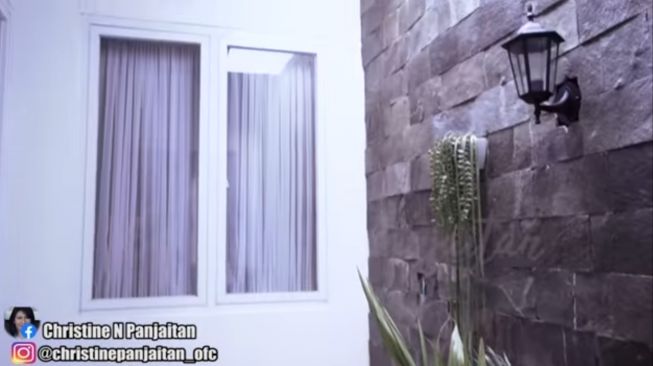 Potret rumah masa kecil Christine Panjaitan. (YouTube/Christine Panjaitan)