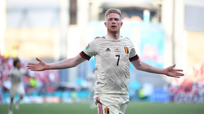 Gelandang Belgia Kevin De Bruyne menembak dan mencetak gol selama pertandingan sepak bola Grup B EURO 2020 antara Denmark melawan Belgia di Stadion Parken di Kopenhagen, Denmark, Kamis (17/6/2021) malam WIB. WOLFGANG RATTAY / AFP / POOL