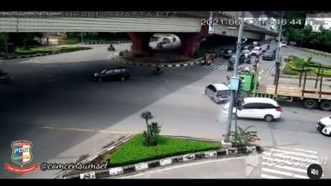 Video Detik-detik Kecelakaan Beruntun, Motor Terjepit Mobil dan Truk di Sumsel