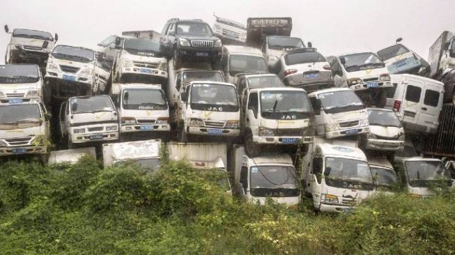 Puluhan Mobil tua hanya dibuang begitu saja di India (Cartoq)