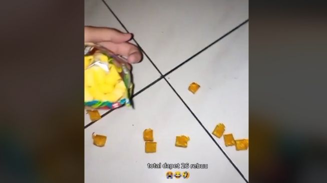 Hadiah di dalam bungkus ciki. (TikTok)