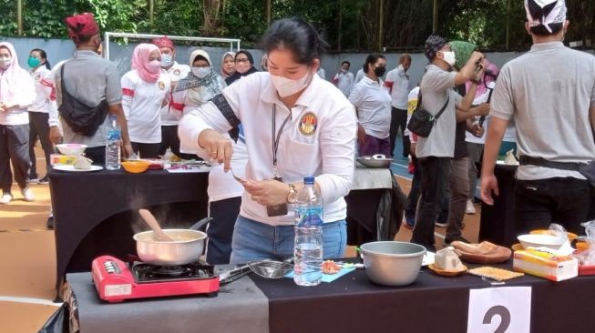 Staf Kemnaker Diberi Pembekalan oleh Motivator Joko Angklung Nugroho dengan Lomba Masak