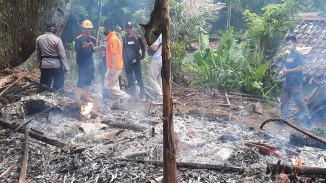 Tiba-tiba Ngamuk dan Ancam Ayahnya Pakai Golok, JN Nekat Bakar Rumahnya Sendiri