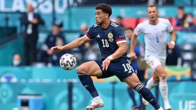   Striker Scotlandia Che Adams (kiri) mengontrol bola saat menghadapi Republilk Ceko di laga pertama Grup D Euro 2020 di Hampden Park, Glasgow.Paul ELLIS / POOL / AFP