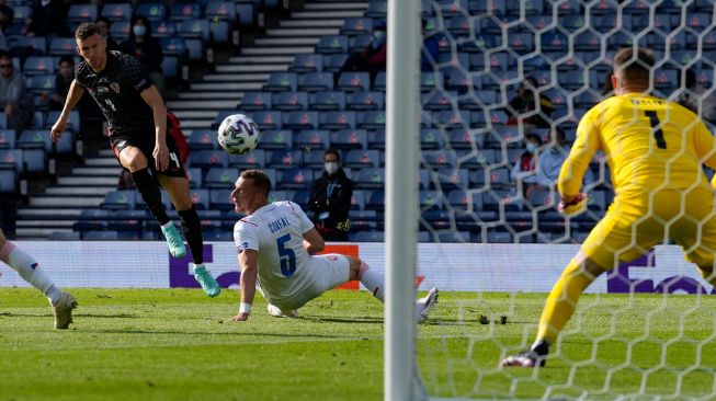 Pemain depan Kroasia Ivan Perisic menembak dan mencetak gol pertama timnya selama pertandingan sepak bola Grup D EURO 2020 antara Kroasia melawan Republik Ceko di Hampden Park di Glasgow, Jumat (18/6/2021).  [AFP/Photo]