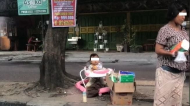 Ibu Jualan Tisu, Bayi Duduk Sendiri di Pembatas Jalan, Kisahnya Mengharukan