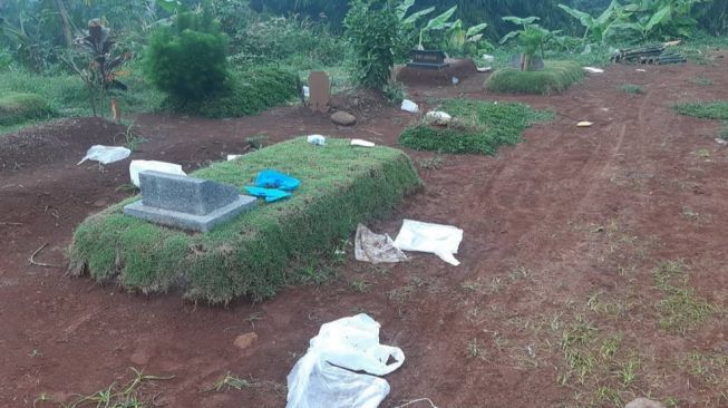 Duh! APD dan Sampah Plastik Berserakan di Pemakaman Pondok Rajeg