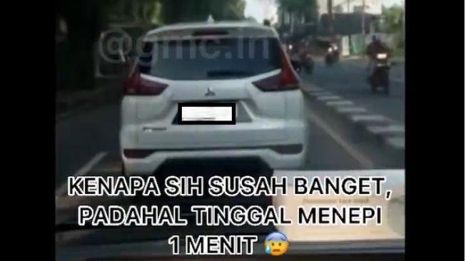 Pengendara Mitsubishi Xpander cari masalah di jalan karena menghalangi laju mobil ambulans (Instagram)