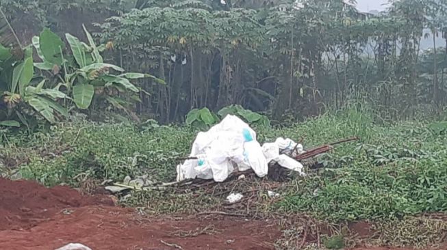 Alat Pelindung Diri (APD) dan beberapa sampah plastik terlihat berserakatan di Tempat Pemakaman Umum (TPU) Pondok Rajeg Cibinong. [Instagram]