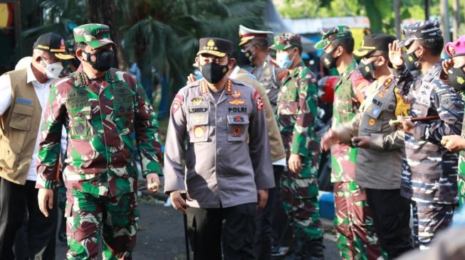 Panglima TNI Marsekal Hadi Tjahjanto, Kapolri Jenderal Listyo Sigit Prabowo, dan Menteri Kesehatan Budi Gunadi Sadikin meninjau penanganan Covid-19 di Kabupaten Bangkalan, Madura, Jawa Timur, Sabtu (19/6/2021). - (SuaraJogja.id/HO-Polda DIY)