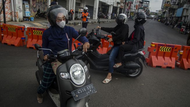 Pengendara berputar balik saat penutupan ruas jalan protokol kawasan Asia Afrika, Bandung, Jawa Barat, Jumat (18/6/2021). ANTARA FOTO/Novrian Arbi
