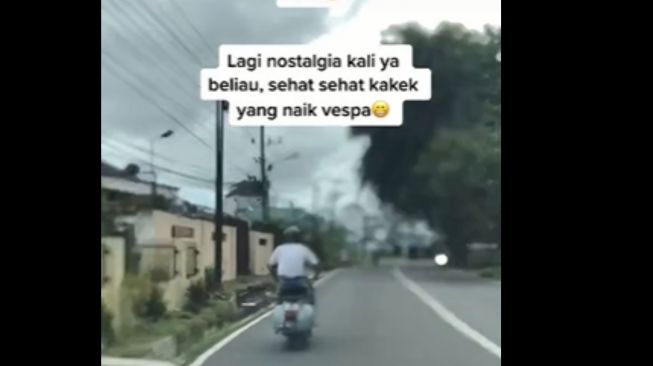 Bak Sedang Nostalgia, Kakek Keliling Naik Vespa Pakai Seragam SMA