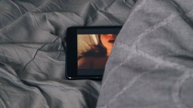 Parah Banget! Cek Handphone, Suami Temukan Video Ena-ena Istri Dengan Pria Lain