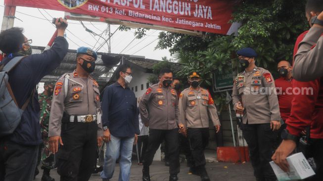 Kapolda Metro Jaya Irjen Fadil Imran (tengah) usai melakukan kunjungan ke Kampung Tangguh Jaya RW 13 Bidara Cina, Jakarta Timur, Sabtu (19/6/2021). [Suara.com/Alfian Winanto]