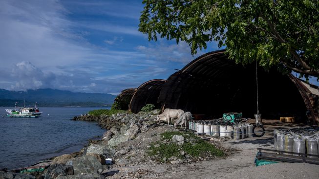 Bangunan Coprafonds atau gudang kopra peninggalan zaman kolonial rusak dan tak terawat di Kelurahan Tanjung Batu, Donggala, Sulawesi Tengah, Sabtu (19/6/2021). [ANTARAFOTO/Basri Marzuki] 