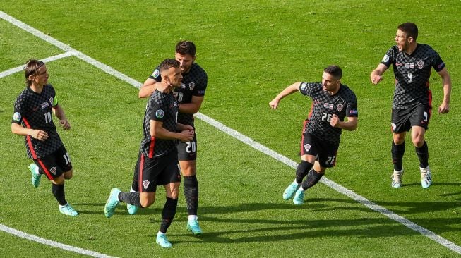 Pemain depan Kroasia Ivan Perisic diberi ucapan selamat oleh teman satu tim karena mencetak gol pertama mereka selama pertandingan sepak bola Grup D EURO 2020 antara Kroasia melawan Republik Ceko di Hampden Park di Glasgow, Jumat (18/6/2021). [AFP/Photo]